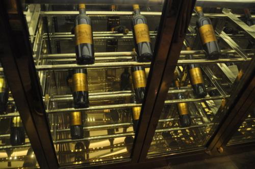 家里香檳沒(méi)地兒放？不銹鋼酒柜來(lái)幫助你。